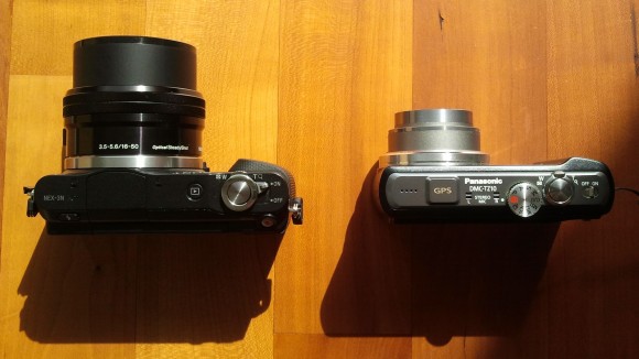 Sony NEX-3N und Panasonic DMC-TZ10 in der Gegenüberstellung (eingeschalten).